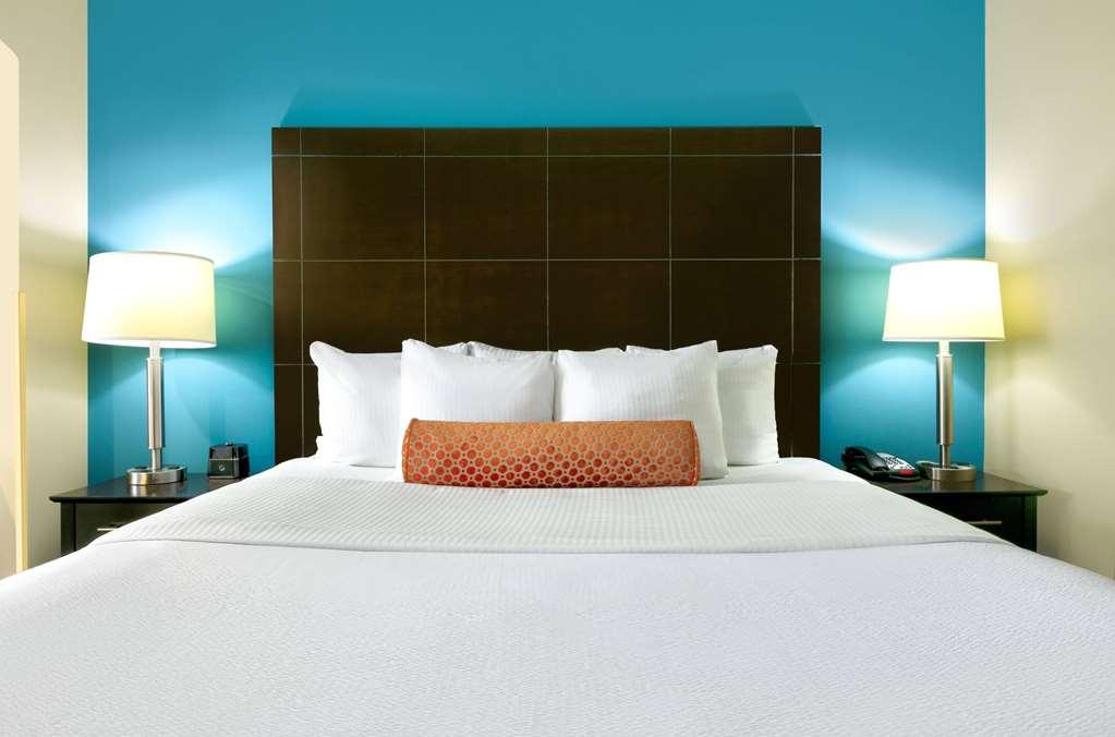 La Quinta By Wyndham Clinton Historic Route 66 Hotel Room photo